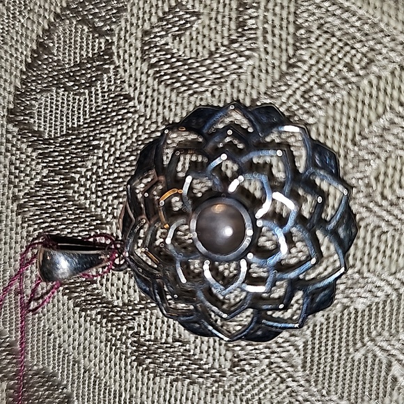 New Sterlibg Silver Sunstone flower pendant - Picture 6 of 6